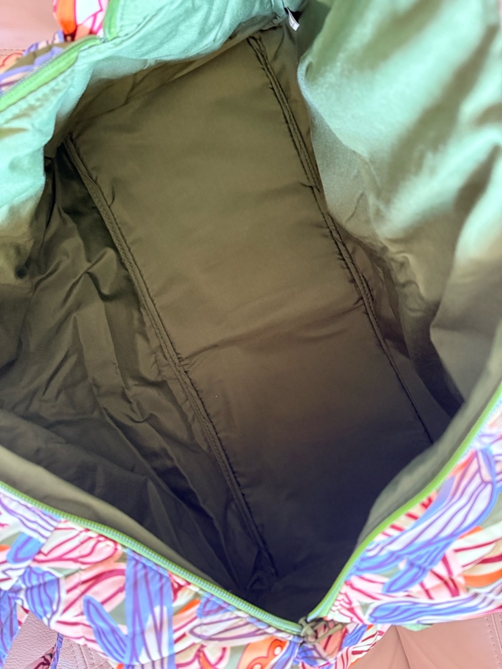 Vera Bradley Large Travel Duffel Bag in Ultralight Dragonfly, New R$159 - Picture 8 of 10